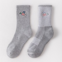 Serviettes et chaussettes de sport mi-mollet personnalisées en coton, blanches et noires, avec logo brodé sur mesure pour hommes et femmes, vente en gros