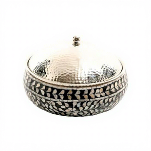 Casserole ronde en métal avec couvercle en acier inoxydable, design bohème, extérieur poli, pot durable - Product Image 1