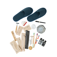 Kit d'articles de toilette jetables neutres et minimalistes pour hôtels, ensemble complet de pantoufles douces bleu marine et de produits de toilette pour salle de bain des invités