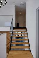 Support d'escalier en acier au carbone blanc ECT Marches en bois massif de noyer de couleur noire.