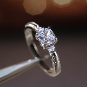 Anello F171 in Argento con Diamante Taglio Asscher, Anello di Fidanzamento Classico da Donna con Diamante Naturale - Product Image 3