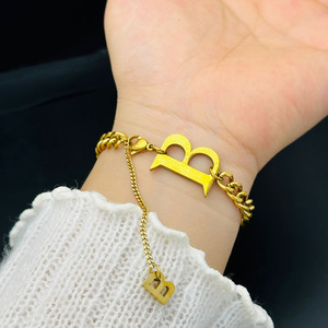 กำไลข้อมือรูปตัวอักษรเรียบง่ายทันสมัย โซ่สแตนเลสสีทองแบบคิวบา กำไลฮิปฮอป ขายส่งกำไลข้อมือผู้หญิง - Product Image 2