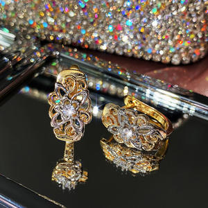 E1303 Orecchini a forma di fiore placcati in oro bicolore con strass di cristallo per l'uso quotidiano da donna - Product Image 5