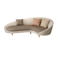 Canapé de couleur crème, de forme unique, au design moderne et minimaliste - idéal pour les salons de manucure, les magasins de vêtements et les instituts de beauté