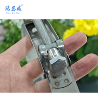 Pince flexible pour conduit de ventilation de différentes tailles