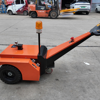 Tracteur électrique industriel à structure robuste pour applications de remorquage multi-remorques dans les parcs logistiques