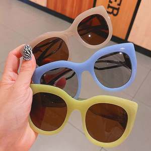 Gafas de Sol Redondas Estilo Ojo de Gato con Degradado Vintage de Moda 2022, Color Caramelo para Mujer - Product Image 1