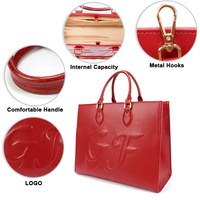 Sac fourre-tout de luxe rouge gaufré, sac à poignée supérieure structuré avec monogramme GF, idéal pour le style urbain et les sorties du week-end