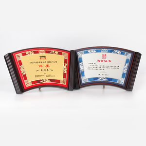 <span class=keywords><strong>Plaque</strong></span> <span class=keywords><strong>de</strong></span> <span class=keywords><strong>bureau</strong></span> flottante en MDF dorée <span class=keywords><strong>personnalisée</strong></span> pour certificat, récompense ou trophée - Product Image 3