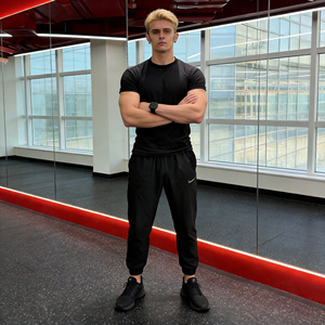 T-shirt da uomo <span class=keywords><strong>nera</strong></span> classica a <span class=keywords><strong>maniche</strong></span> corte con spalle regolari, maglietta estiva casual sportiva per il fitness, top slim fit a mezza manica con collo piccolo - Product Image 1