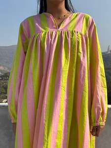 เดรสลำลองสไตล์โบฮีเมียนสำหรับผู้หญิง ผ้าฝ้ายระบายอากาศ ลายทาง พิมพ์ลาย ทรงหลวม ความยาวปานกลาง เหมาะสำหรับฤดูร้อน ทำมือ ใส่ได้ทุกวัน - Product Image 5