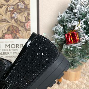 Nuove <span class=keywords><strong>Scarpe</strong></span> Unisex alla Moda con Strass, Stile Coreano, in Pelle PU Nera Lucida con Fibbia Dorata per Bambini e Adulti - Product Image 3