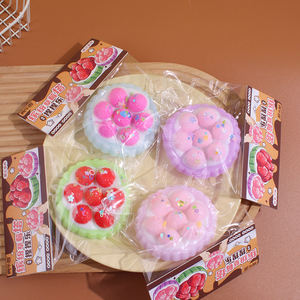 ของเล่นบีบเค้กสตรอว์เบอร์รีน่ารัก สนุกสนาน คลายเครียด สำหรับเด็ก ตกแต่งบ้านตุ๊กตา ห้องครัว เหมาะสำหรับเด็กชายและเด็กหญิง - Product Image 3