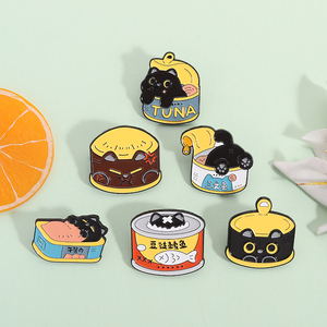 Gato <span class=keywords><strong>de</strong></span> dibujos animados esmalte Pin lindo gatito negro mirando atún puede broche solapa insignia joyería regalo para amigos - Product Image 2