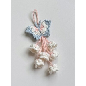 ชุดทำพวงกุญแจถักโครเชต์รูปผีเสื้อแฮนด์เมด พร้อมดอกลิลลี่ออฟเดอะวัลเลย์ ของขวัญเพื่อนสนิท พร้อมดอกไม้ประดิษฐ์ - Product Image 3