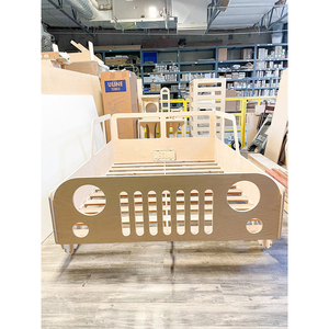 Letto a pavimento in legno per bambini, stile Montessori, a forma di auto, con sponde anticaduta per camerette di bambini e bambine - Product Image 2