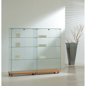 Vitrina Moderna de Vidrio de 160 cm de Ancho y 90 cm de Alto con Puertas con Cerradura y Ruedas, Base de Madera de Cerezo - Product Image 1