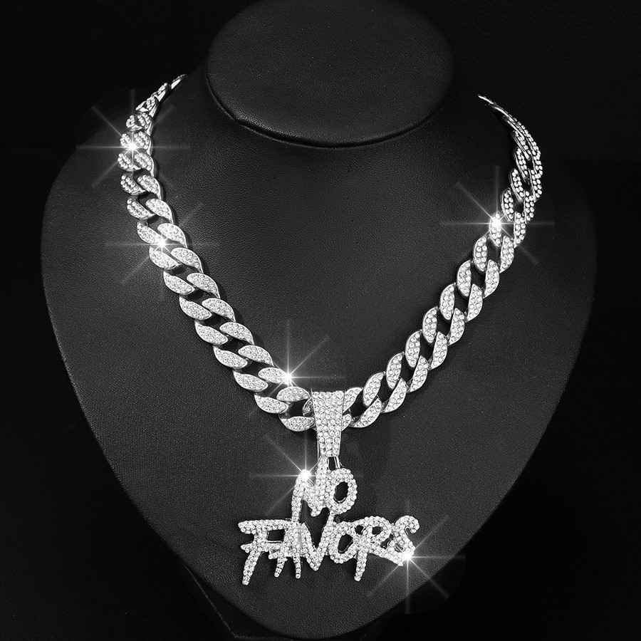 Colgante de plata con cadena cubana de 18 pulgadas.