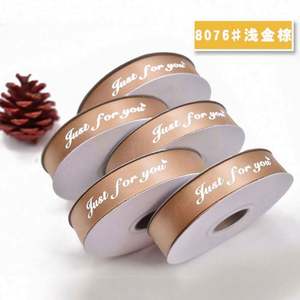 ริบบิ้นซาตินสีแดงหรูหราเคลือบฟอยล์ทองคำแบบกำหนดเองสำหรับขายส่ง ผลิตจากวัสดุรีไซเคิล พร้อมโลโก้ตามสั่ง สำหรับห่อของขวัญ - Product Image 2