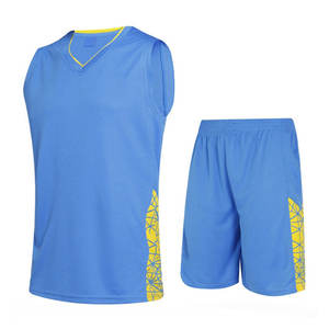 Uniforme de basket-ball personnalisé pour jeunes, ensemble de basket-ball fitness confortable de dernière conception, uniforme sublimé imprimé - Product Image 3
