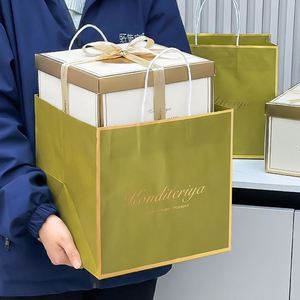 ถุงกระดาษคราฟท์แบบมีหูหิ้ว สำหรับใส่เค้กและขนมหวาน เป็นมิตรกับสิ่งแวดล้อม พร้อมโลโก้ของคุณเอง - Product Image 3