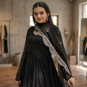 Robe de soirée longue en satin noir, coupe trapèze, transparente, brodée, à manches longues, plissée, pour occasions formelles - Product Image 4