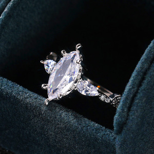 Anello di Fidanzamento F763 per Donna in Oro Bianco con Diamante Taglio Marquise Colore D Naturale e Diamanti Laterali - Product Image 6