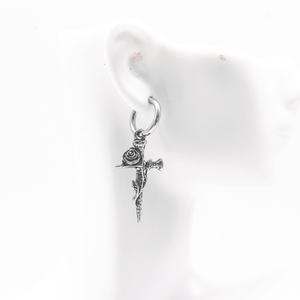 Pendientes de aro Huggie para hombre, chapados en oro, hipoalergénicos, con dije de cruz envuelto en espina de rosa, joyería gótica oscura vintage perforada - Product Image 3