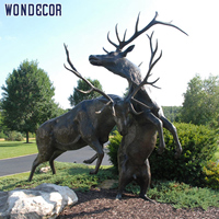 Personnalisez une statue de cerf en bronze grandeur nature et une sculpture animale pour un jardin extérieur moderne