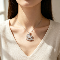 Collier pendentif tendance et polyvalent en alliage de cuivre, style cheval de Troie de dessin animé, incrusté de zircon transparent, pour femme, idéal pour les soirées