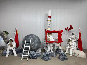 Scultura Personalizzata di Astronauta in Resina e Fibra di Vetro, Grande Formato, per Centri Commerciali - Product Image 6