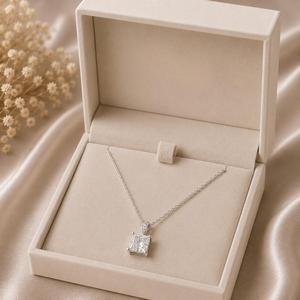 Collar con Colgante de Diamante Corte Princesa Cuadrado en Oro Amarillo de 18K, Cadena Delicada, Minimalista, con Dije Solitario, Joyería Fina, Regalo para Mujer - Product Image 4