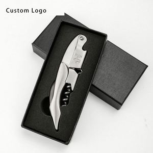 Magnífico juego de abridor de botellas con mango de madera y cortador de papel de aluminio, perfecto para regalar en días especiales. - Product Image 1