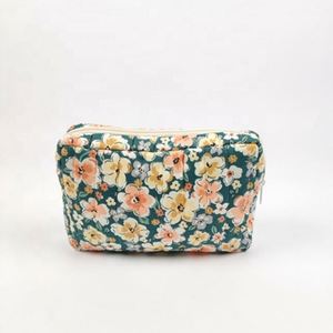 Bolsa de maquillaje de edredón personalizada al por mayor, bolsa de viaje de maquillaje floral Rosa colorida con logotipo, bolsa de maquillaje acolchada floral - Product Image 4