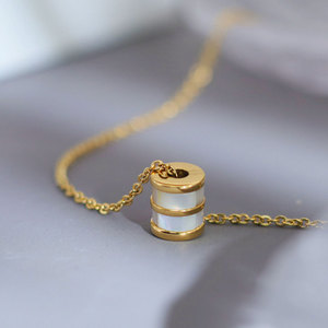 Collar de Joyería con Colgante de Madreperla Blanca Chapado en Oro de 18k y Acero Inoxidable 316L de Diseño Personalizado con Logotipo, para Mujer - Product Image 3