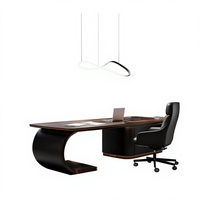 Bureau de direction moderne de luxe avec combinaison de panneaux en bois et bureau de direction en bois écologique