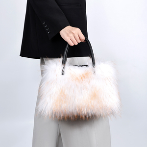 Borsa in Pelliccia Sintetica, Borsa Peluche alla Moda per Donna, Borsa a Mano in Finta Pelliccia di Procione, Borsa Capiente - Product Image 1