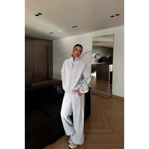 Survêtement gris à capuche confortable, coupe-vent et respirant, avec impression personnalisée, style streetwear pour le jogging hivernal, sublimation, effet délavé - Product Image 3