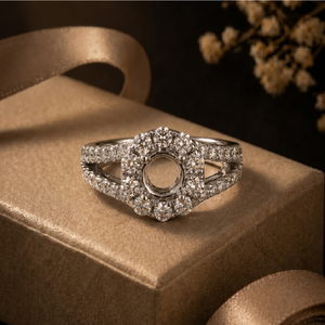 Elegante Anillo de Compromiso de Oro Blanco Sólido de 18k con Halo de Diamantes y Montura Dividida para Propuesta Romántica - Product Image 1