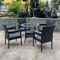 Meubles d'extérieur classiques modernes, table et chaises de salle à manger en aluminium et rotin durables, coussin imperméable pour villa, hôtel