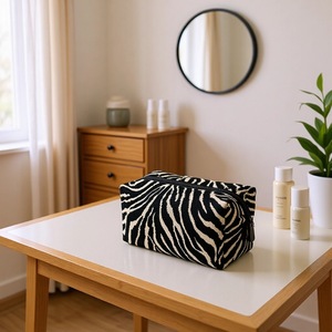 Nueva Bolsa de <span class=keywords><strong>Maquillaje</strong></span> con Estampado de Cebra de Chenilla, Bolsa para Lápiz Labial, Gran Capacidad, con Cierre, Portátil, Lavable, Elegante, para Viaje - Product Image 1