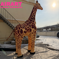 Campagne publicitaire décorant une girafe géante gonflable