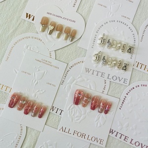 Cartes d'emballage pour <span class=keywords><strong>faux</strong></span> ongles en carton épais avec motif de fleurs dorées en relief de haute qualité, personnalisables avec logo - Product Image 3