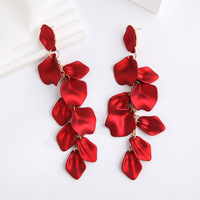 Anting-anting rumbai panjang kelopak mawar merah 14 warna, modis, elegan, berkelas, untuk pesta, pernikahan, liburan, anting-anting kelopak bunga