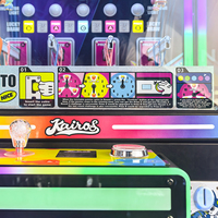 Machine de jeu à pince à prix avec armoire noire, thème horloge, piliers LED arc-en-ciel et prix porte-clés pour salle de bowling