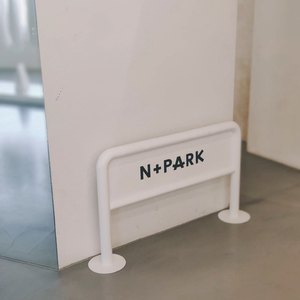 Panneau vertical mobile en métal pour porte de magasin extérieur, <span class=keywords><strong>barrière</strong></span> d'isolation, signalisation <span class=keywords><strong>anti</strong></span>-<span class=keywords><strong>Stationnement</strong></span> - Product Image 1