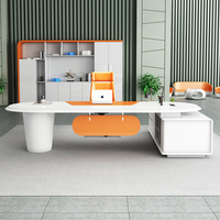 Bureau de direction moderne en forme de L, blanc brillant, avec armoire latérale orange et hub d'alimentation