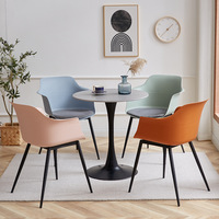 Chaise de restaurant nordique minimaliste moderne, ensemble chaise et table basse, chaise de salle à manger en plastique à dossier haut pour usage commercial