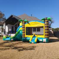 Château Gonflable Commercial Forêt Tropicale Enchantée Tiki avec Toboggan Double Piste Arc-en-ciel et Palmiers, Épaisseur 0,55 mm, Certifié CE