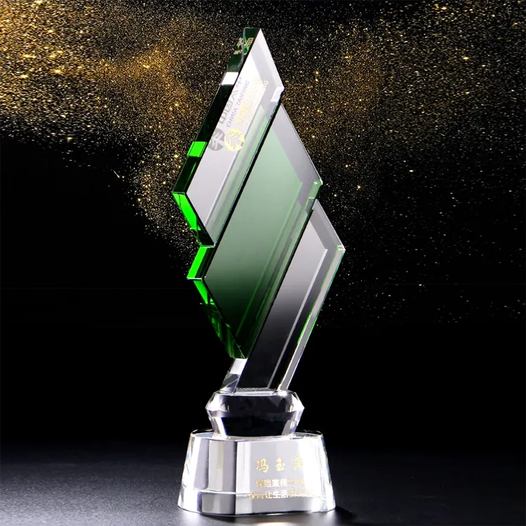 Penjualan Laris Grosir Baru Piala Penghargaan Kristal Piramida Hijau Kustom Kreatif